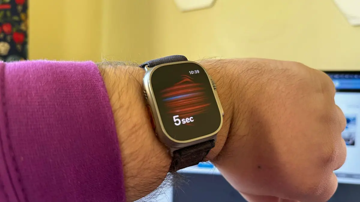 Life-Saving Heroism: How a Dr. Leveraged Banned Apple Watch Technology to Rescue a Passenger